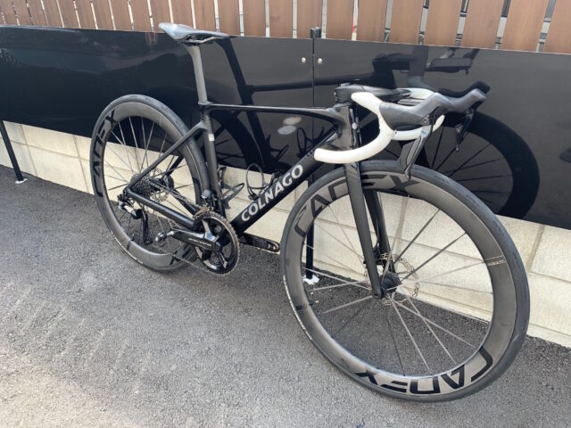 COLNAGO V5-RS！完成！
V4-RSと比べてもはっきり解る軽快さ、剛性もしっかりあるけどガチガチな感じはない
ホイールとハンドルはCADEXをチョイス、剛性の高いホイールとハンドルの組み合わせは正解だった
バーテープも新製品「マカレス」
DURA-ACEとCADEXホイール＆ハンドルで6.9kgであっさり7kg切った、パーツチョイス次第でまだまだ軽く出来る
お気に入りは前面・後面の薄さ、フレーム・フォークもV4系に比べ薄く、シートポストは極薄
#colnagov5rs
#cadexwheels
#giantcadex