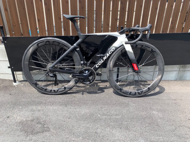 COLNAGO Y1-RSに試乗しました！
サイズはXS　普段V5-RSで使っているホイールとギア比に交換して乗り比べてみましたが、剛性モリモリでスルスルッと高速まで加速する感触がスゴイ
激坂以外はこれで十分な登坂力もあります
総重量はV5-RSと300g位の差、自分のパーツ構成で約7.2kg、V4-RSとほぼ変わらない感じ
見た目のインパクトは強烈でずっと眺めていたくなる
ご興味有る方、サイズ感、乗り味など詳細は店頭にて色々お話しできると思います
#colnago #colnagoy1rs