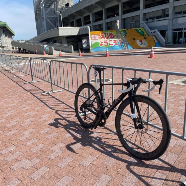 9/7は日本スポーツマスターズ愛媛2025 ロードレースに参加
日本マスターズはシニア世代を対象とした日本唯一の総合スポーツ大会
水泳、サッカー、バレーなど様々な競技が開催され、何年かに一度ロードレースも開催されます
年齢区分が細かく分かれていて何歳になっても自分の限界にチャレンジ出来るのが嬉しい
ロードは前回2012年高知大会でロードレースが開催されました、ですから13年ぶりの参加です
結果は5部で優勝！次回ロードレース開催は何時か解らないけどそれまで頑張ろう
一緒に走った先輩の皆様、楽しいレースありがとうございます
https://www.japan-sports.or.jp/
#日本マスターズ 
#colnagov5rs