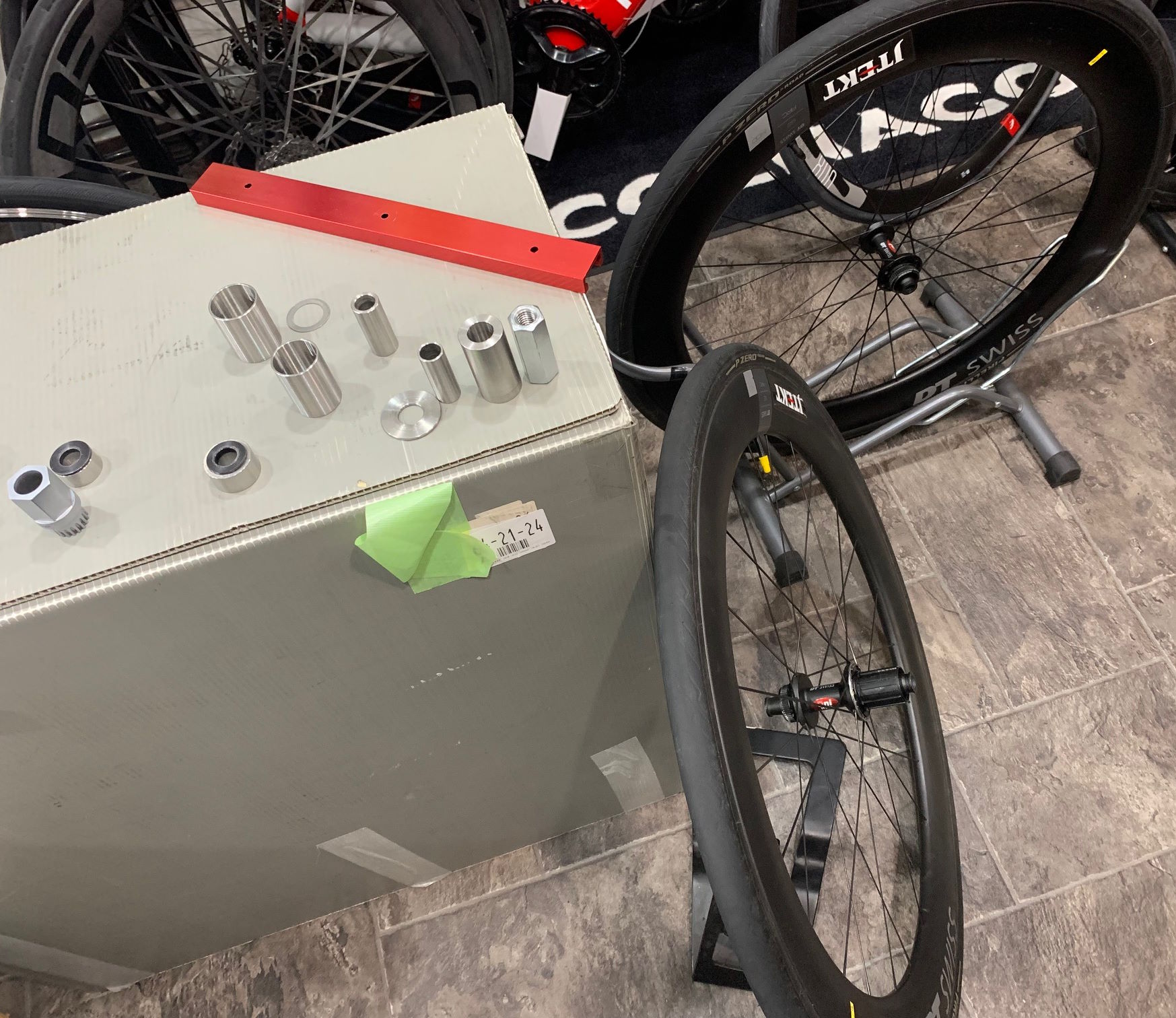 ベアリングの勉強会
JTEKTのエンジニアの方と交流があるんですが無理言ってベアリングの勉強会を半日みっちりして頂きました
鬼ベアリングの作業の事とか、ベアリングの設計の事とか、Team Visma Lease a Bikeでやってる事とか、ハブとベアリングの関係とか知らない事、間違って認識していた事が多すぎて頭パニックです

鬼ベアリング含むホイールのベアリングはスペシャリストレベルまでの知識は得たので今後実践してメカニックレベルがUP出来るように繰り返し作業重ねて検証していこうと思います
勉強会後、自分で使ってた鬼ベアリングONE AERのセッティングを見直した所、回転が見違えるように良くなったので感謝感謝です
#onibearing #jtekt #oneaerwheels