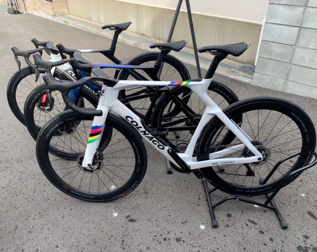 COLNAGO Y1-RS展示
2/3（火）まで　XSサイズ、Sサイズ、Mサイズ展示しています
特殊な形状のハンドル、フレームでどのサイズがご自身に合うか解りにくいバイクでSHOPの店員ですら悩む所、
今乗っているバイクとのサイズ比較をしてご自身はどのサイズか確認してみませんか？
各色ありますのでご覧頂くだけでもお気軽に